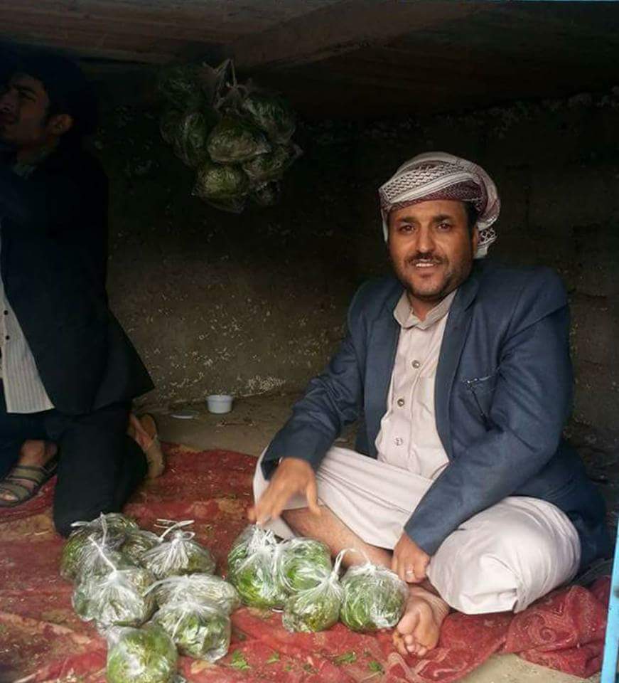 الطيار اليمني الكوماني وهو يبيع شجرة القات- ناشطون