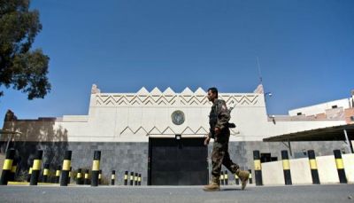 السفارة الأمريكية: احتجاز الحوثيين لموظفينا في صنعاء "انتهاك صارخ" للكرامة الإنسانية