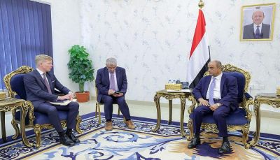 رئيس الوزراء يؤكد للمبعوث الأممي أن نجاح أي مقاربة للسلام مرتبط بمعالجة جذور الصراع