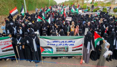 مظاهرة نسوية حاشدة بمحافظة مأرب تندد بجرائم الاحتلال الإسرائيلي في غزة