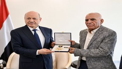 رئيس مجلس القيادة يمنح الشهيدة افتهان المشهري وسام الواجب
