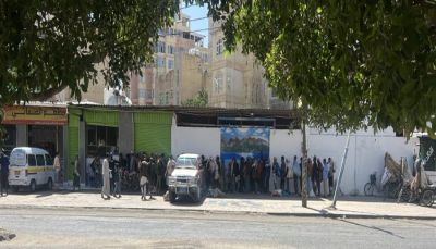 صنعاء التي جَوَّعها الحوثيون.. طوابير أمام المطاعم بحثًا عن لقمة تسد الرمق (صورة)