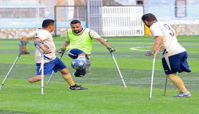 اليمنيون يتحدّون ألغام الحوثي بالعكاز والكرة.. أول مشاركة دولية لمنتخب مبتوري الأطراف