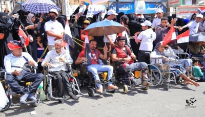 جرحى الجيش في تعز يطالبون بمستحقاتهم المتأخرة