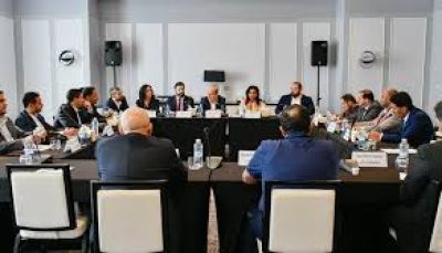 أسر العاملين الإنسانيين المعتقلين تطالب مشاورات مسقط بالضغط للإفراج الفوري عن ذويهم