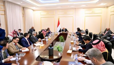 حذّر من مخاطر سقوط منطق الدولة في اليمن.. - العليمي يحث الدول العشر على ترجمة القرارات السيادية إلى إجراءات عملية في مجلس الأمن