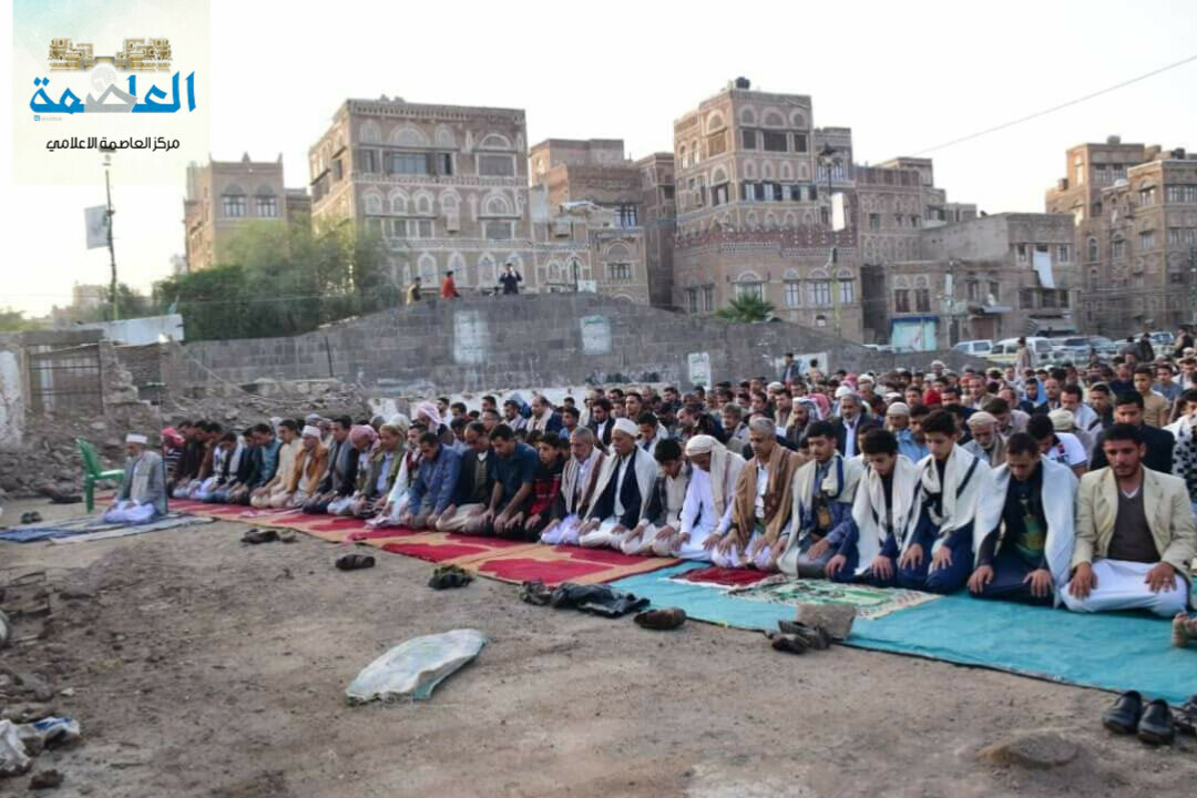 مصلون في صنعاء القديمة يقيمون صلاة العيد على أنقاض مسجد النهرين الذي هدمته مليشيات الحوثي