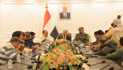 وزير الصناعة يترأس اجتماع لجنة الإصلاحات السعرية ويزور عددًا من المصانع في مأرب