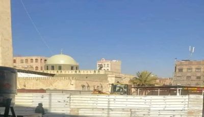 مليشيا الحوثي تهدم سور مسجد المشهد التاريخي بصنعاء وتحوله إلى محال تجارية