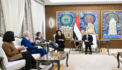 "العليمي" يؤكد التزام اليمن بالشراكة الوثيقة مع المجتمع الدولي في مجال مكافحة الإرهاب وحماية الممرات المائية