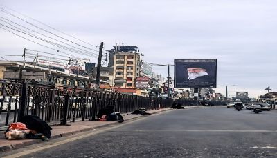 صنعاء مختزلة في صورة.. نساء يبحثن عن لقمة العيش تحت لوحة ضخمة لخامنئي رفعها الحوثيون