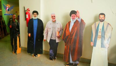 المرشد الإيراني المقتول علي خامنئي يظهر إلى جانب سليماني وحسن نصر الله في صنعاء..لماذا؟