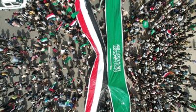 المخا تنتفض.. حشود جماهيرية تؤكد التضامن مع السعودية والخليج ضد العدوان الإيراني (صور)