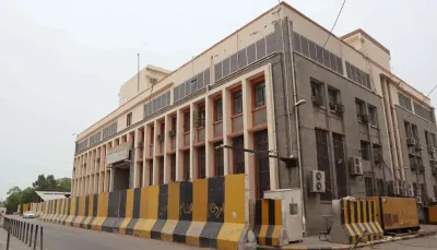 "البنك المركزي" يوقف ترخيص "بن دابي" وكيل حوالة في شبوة ويغلق مقرها
