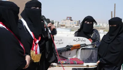 نساء في مأرب يسلّمن بندق الكرامة والتبعة لقبائل اليمن في مطارح الكرامة بالريان