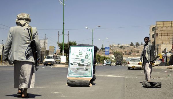 في وضح النهار وأمام المارة.. عصابة تقتل مواطناً في صنعاء بالسلاح الأبيض أمام أطفاله وتنهب مدخراتهم