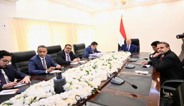 العليمي يوجه "إدارة الأزمات" بتسريع الإجراءات لضمان وفاء الدولة بالتزاماتها