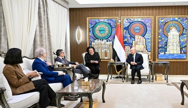 "العليمي" يؤكد التزام اليمن بالشراكة الوثيقة مع المجتمع الدولي في مجال مكافحة الإرهاب وحماية الممرات المائية