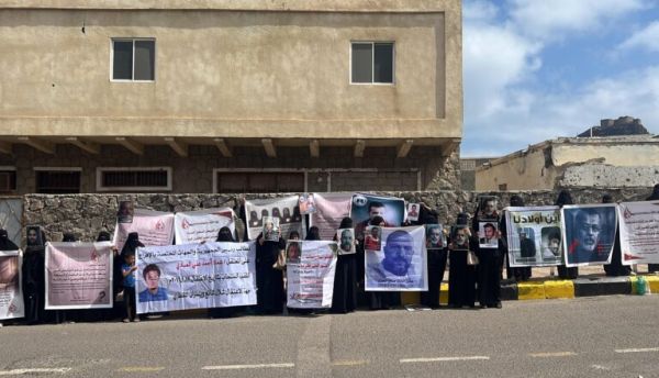 رابطة أمهات المختطفين تطالب الحكومة اليمنية والسعودية بتنفيذ التوجيهات الرئاسية وكشف مصير المخفيين قسرًا