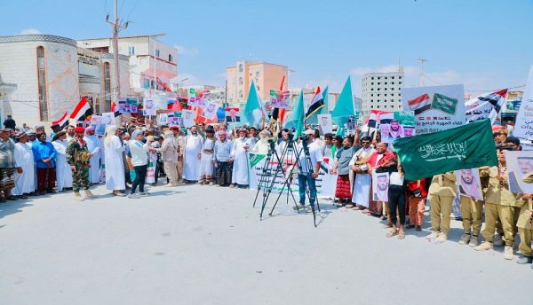 مسيرة حاشدة في المهرة تضامناً مع السعودية ودول الخليج وتنديداً بالعدوان الإيراني (صور)