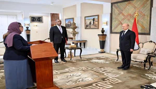 بمناسبة تعيينها سفيرا فوق العادة، ومفوضا لدى واشنطن.. السفيرة جميلة علي رجاء تؤدي اليمين الدستورية أمام رئيس مجلس القيادة