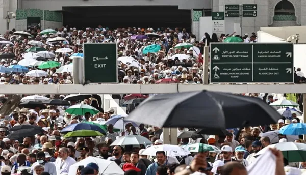 بينهم 21 ألف حاج يمني.. حجاج بيت الله يتوجهون إلى منى لقضاء يوم التروية
