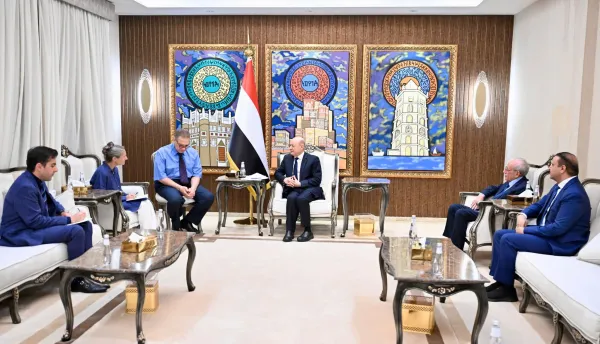 "العليمي".. يدعو الشركاء الأوروبيين للانتقال إلى إجراءات أكثر والانضمام إلى نظام العقوبات المفروضة على المليشيات الحوثية وداعميها