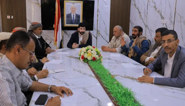 السلطة المحلية بمحافظة صنعاء تؤيد قرارات مجلس القيادة وتدين التدخلات الإيرانية