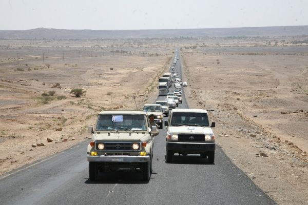 أبناء محافظة إب يسيرون قافلة غذائية لدعم رجال الجيش الوطني بجبهة نهم (صور)