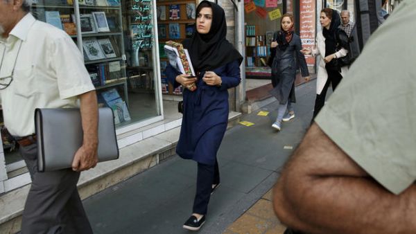 صحيفة أمريكية تكشف السبب.. لماذا تحجم الكثير من النساء الإيرانيات عن الزواج؟