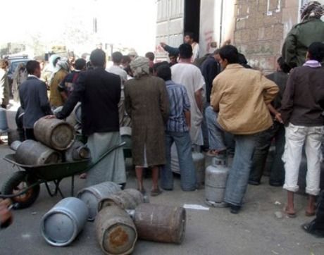 مليشيا الحوثي تحتجز 300 قاطرة غاز جنوب صنعاء وسط أزمة خانقة