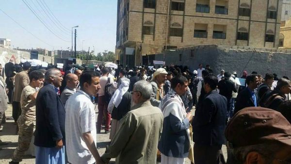 موظفو مصلحة الضرائب بصنعاء بين عقابين.. قطع المرتبات وتعسفات الحوثيين