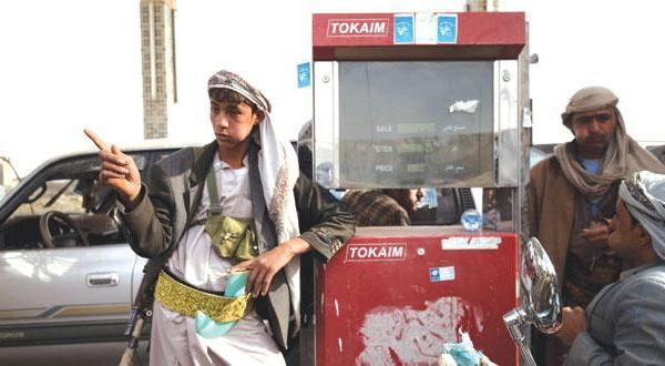 "السوق السوداء" للوقود والغاز المنزلي.. إمبراطورية ثراء الحوثيين ومعاناة المواطنين 