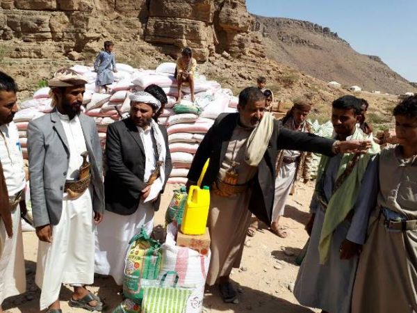 صنعاء.. توزيع مواد غذائية لنازحي "مخيم الخانق" بمديرية نهم