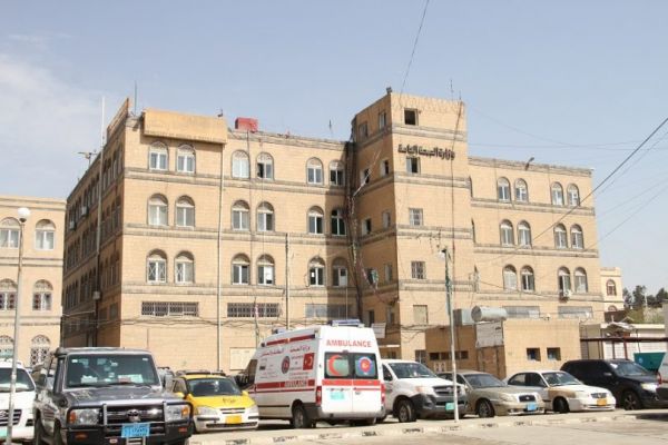 (خاص) الحوثيون في صنعاء يصدرون قراراً بتوقيف المنح العلاجية إلى الخارج