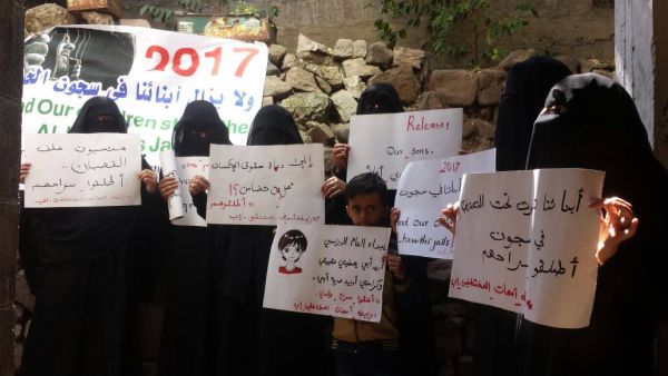 إب: أمهات المختطفين يطالبن بإطلاق سراح أبنائهن من سجون المليشيات
