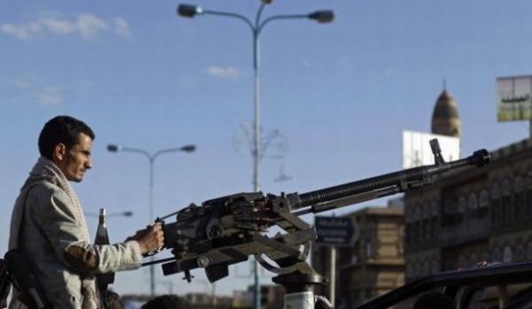 مليشيا الحوثي تجبر المواطنين بصنعاء على المشاركة في مسيرتها بقوة السلاح