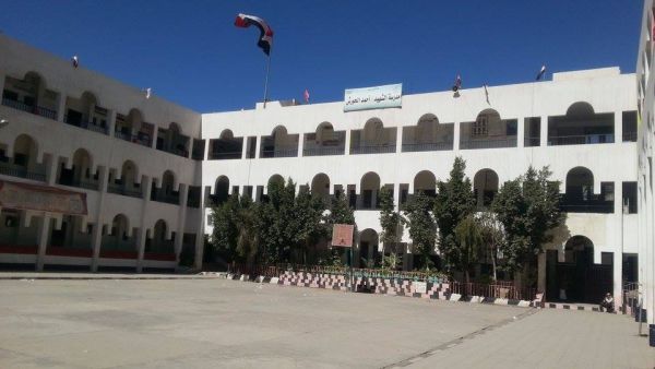 مشرفة حوثية بمدرسة في صنعاء تهدد بمنع دخول الطالبات إلا "بزي جديد"