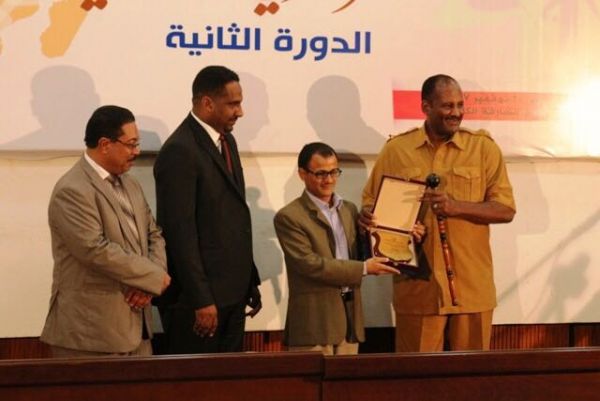 مساعد رئيس جمهورية السودان يكرم الشاعر اليمني وسيم الجند 