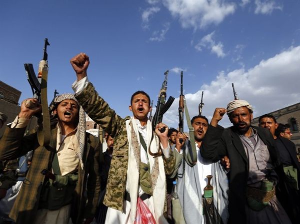 عاجل: اشتباكات بين أنصار الحوثي والمخلوع جوار اللجنة الدائمة وسط صنعاء
