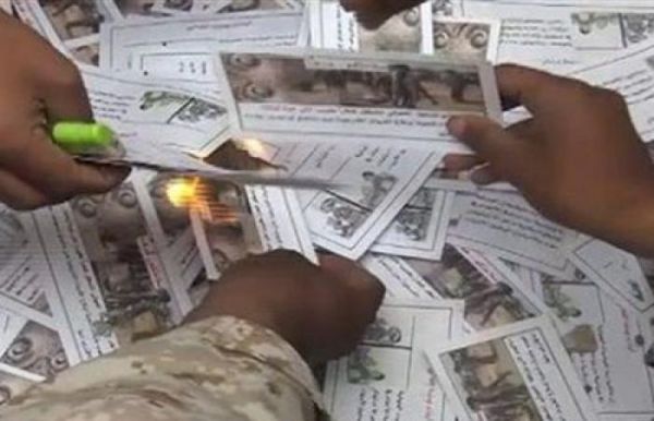 المليشيات توزع «ملازم» حسين الحوثي على المواطنين بصنعاء