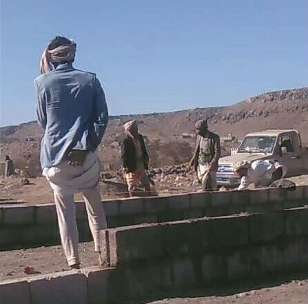  الحوثيون يبسطون على أراضي المواطنين في همدان بقوة السلاح