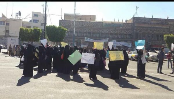 من وسط ميدان التحرير بصنعاء.. متظاهرات يهتفن ضد مليشيا الحوثي لنهبهم مرتبات الموظفين 