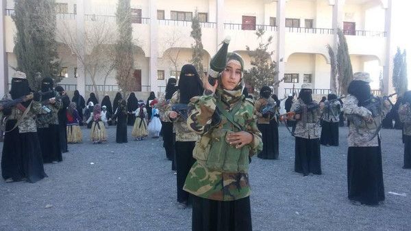 مليشيا الحوثي تقتحم مدرسة في "يريم" وتجبر الطالبات على حمل السلاح