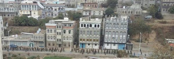 إب: مليشيا الحوثي تنفذ عرض عسكري في شوارع المدينة بعد أيام من فرض التجنيد الإجباري