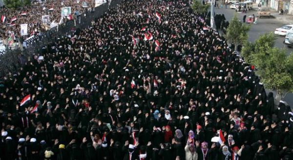 "المرأة" أيقونة ثورة 11 فبراير التي أسقطت "الإمامة والتوريث"