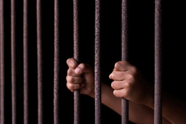 استخدام المجانين في تعذيب المختطفين.. وسيلة حوثية جديدة لمعاقبة السجناء بمركزي صنعاء