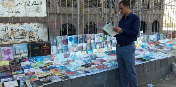 الفقر يدفع بـ"مثقفي" اليمن إلى بيع مكتباتهم المنزلية (تقرير خاص)