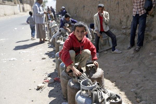 لليوم الثالث.. طوابير طويلة للبحث عن "أسطوانة غاز" بصنعاء وسط استياء شعبي