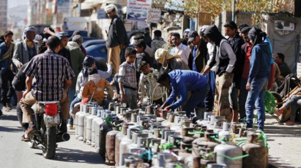 بسبب أزمة الغاز.. مطاعم ومحلات تغلق أبوابها واحتجاز ناقلات خارج العاصمة صنعاء